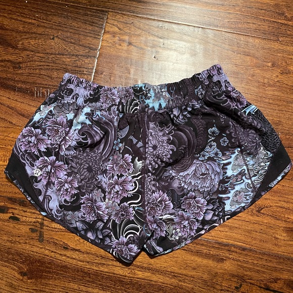 Lululemon Hotty Hot Shorts - Picture 2 of 2